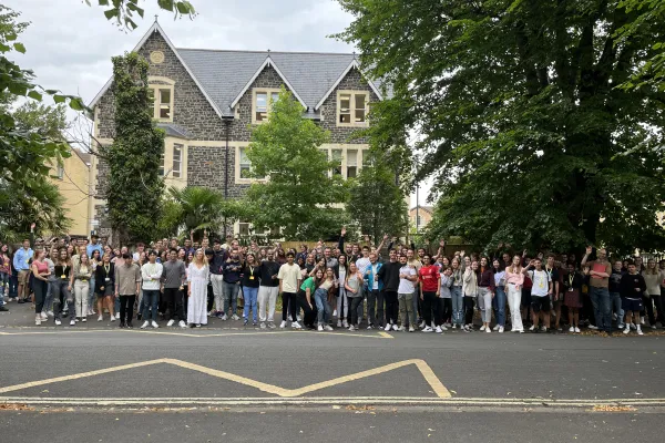 Sprachlernende vor dem Schulgebäude der ELC Bristol